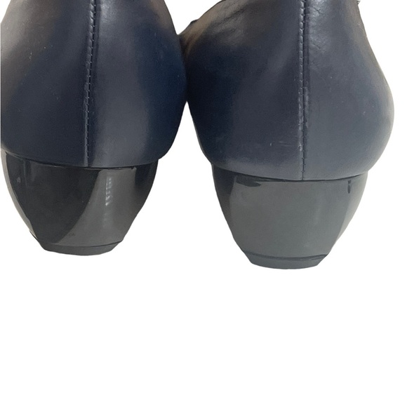 Salvatore Ferragamo Boutique
navy blue leather pumps 1.5 in.
heel. Women's 7.5 B - Picture 10 of 16